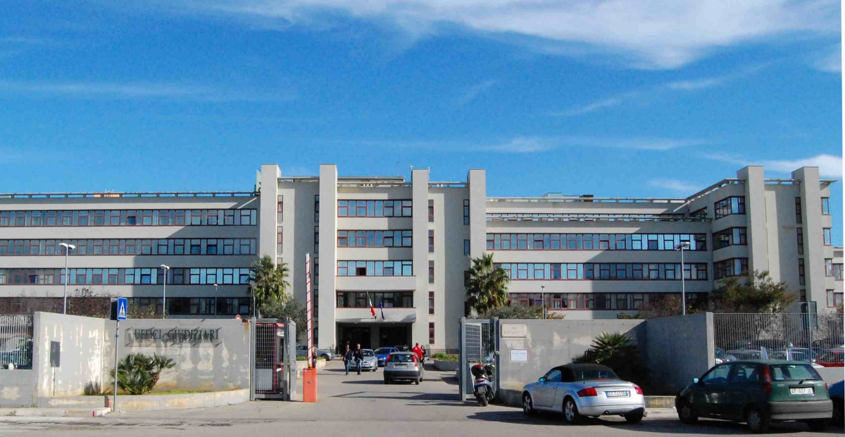 Bari, detenuto lancia microfono contro giudice durante un’udienza