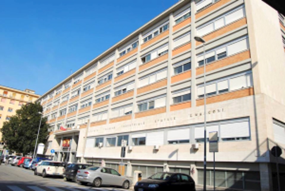 Bari, disagi per gli studenti tornati a scuola: Perotti allagato e Marconi colpito da un blackout