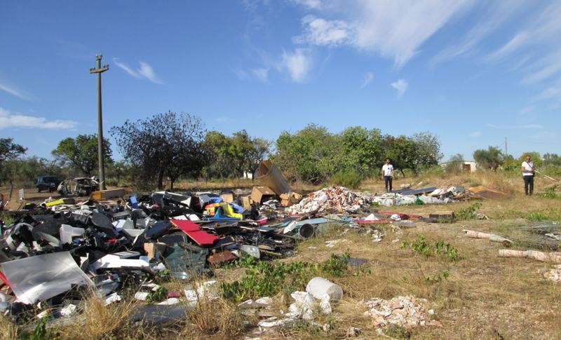 Bari, discarica abusiva sequestrata a Carbonara: pezzi di ricambio di auto e scarti edilizi tra i rifiuti abbandonati