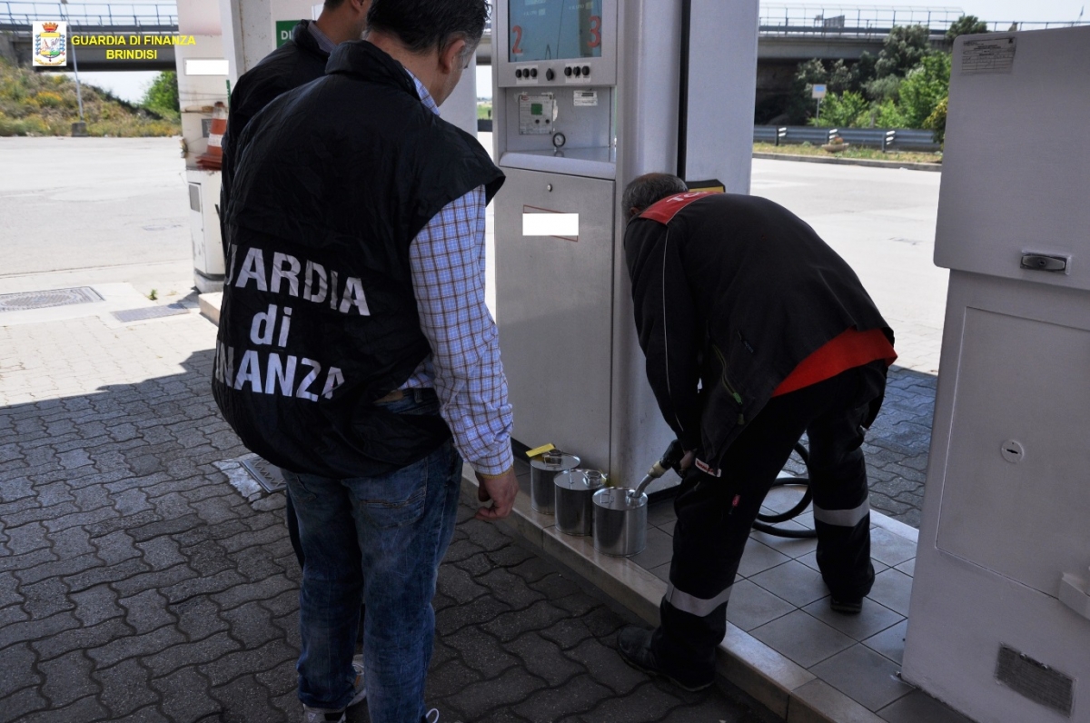 Puglia, distributori di carburante manomessi e irregolari: controlli a tappeto della Guardia di Finanza