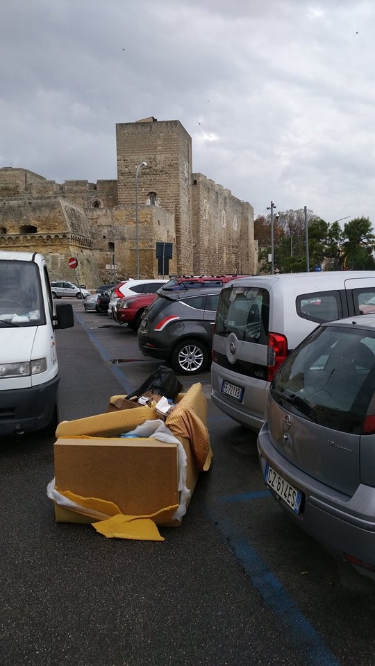 Bari, divano abbandonato in largo Santa Chiara: ‘E’ qui da quattro giorni’