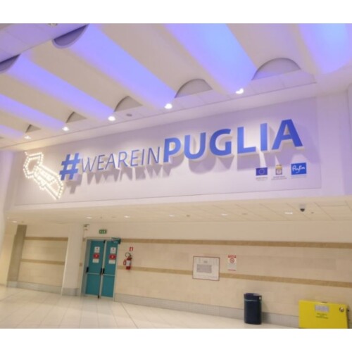 Bari, ecco i pannelli #weareinpuglia che accoglieranno i turisti all’aeroporto (VIDEO/GALLERY)