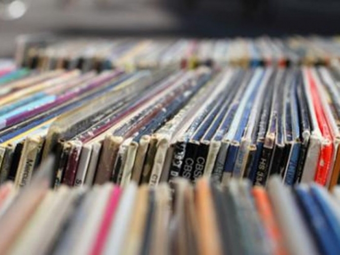 Bari, Elio e le Storie Tese inaugura la Fiera del disco: il cantante dialoga con il sindaco Decaro e ‘Pinuccio’