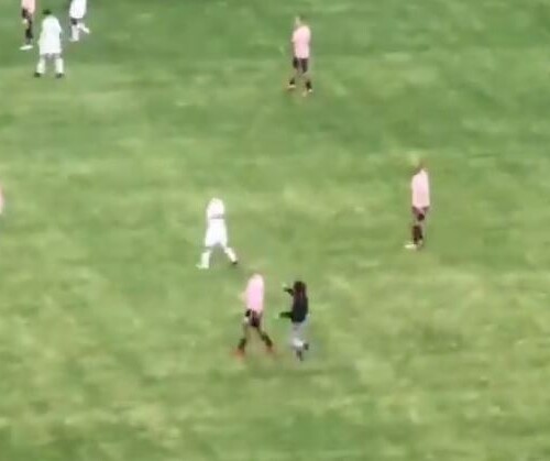Bari, entra in campo e dà uno ‘schiaffetto’ ad un giocatore del Palermo: arrestato 20enne