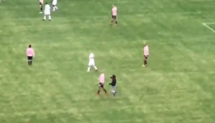 Bari, entra in campo e dà uno ‘schiaffetto’ ad un giocatore del Palermo: arrestato 20enne