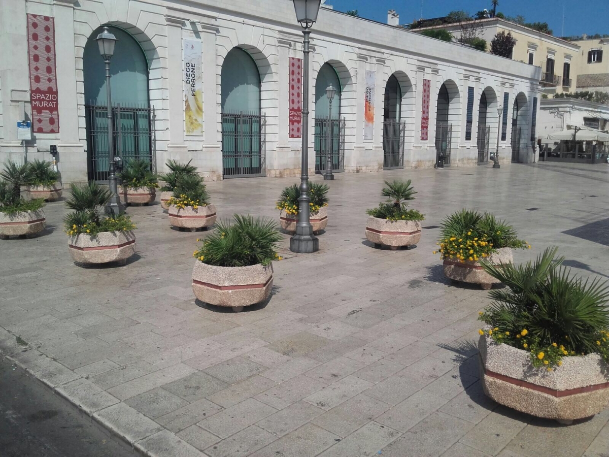 Bari, fioriere anti-tir posizionate in piazza Ferrarese e corso Vittorio Emanuele