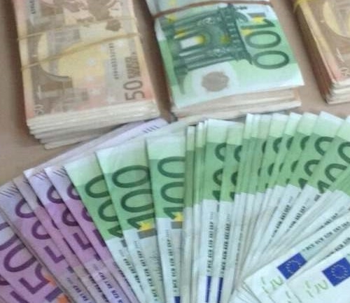 Bari, Gdf scopre 154mila euro non dichiarati: 11 persone bloccate in aeroporto