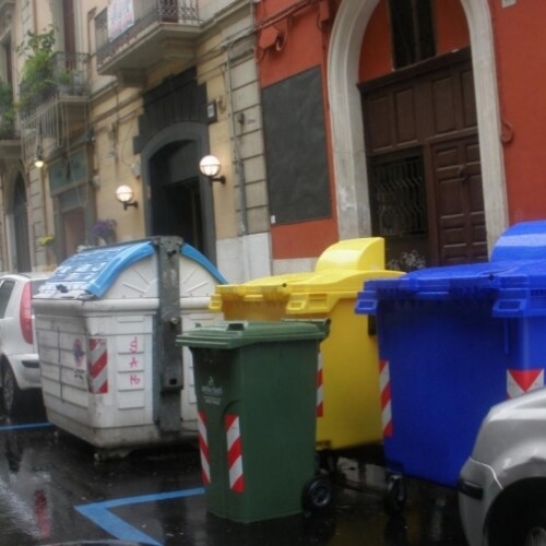 Bari, getta i rifiuti fuori orario e picchia gli agenti che lo multano: arrestato 23enne