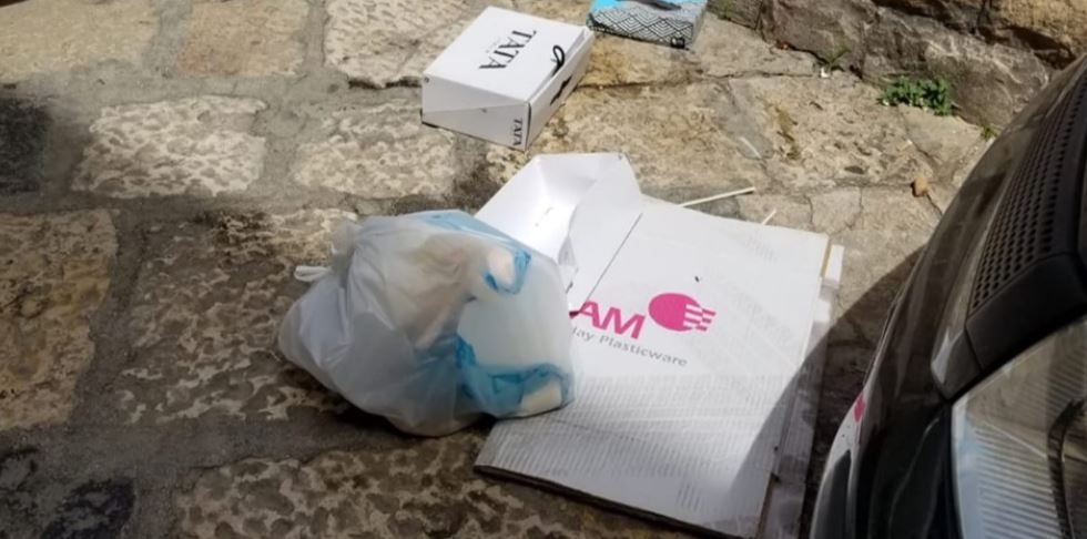 Bari, getta sacchetto di rifiuti mentre guida lo scooter: multato ‘sporcaccione del mese’
