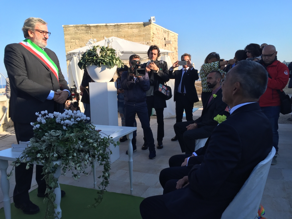 Bari, Giovanni e Richard sposi al Fortino di Sant’Antonio. Emiliano:’Grande conquista per il Paese’ (VIDEO)
