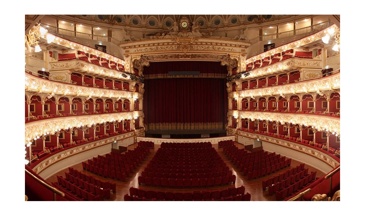 Bari, grande partecipazione di pubblico: la lectio magistralis di Luciano Canfora si sposta nel teatro Petruzzelli