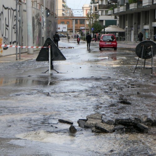 Bari, guasto ad una tubatura in Corso Benedetto Croce: fiumi d’acqua e traffico in tilt