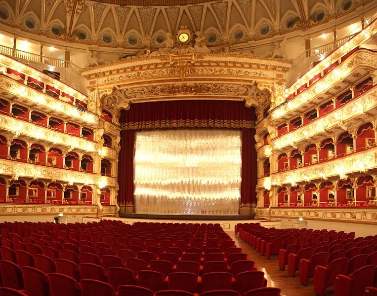Bari, i lavoratori occupano simbolicamente il teatro Petruzzelli: chiesto un incontro ai parlamentari