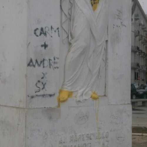 I vandali non si fermano, a Bari rovinata anche la stele in piazza Diaz