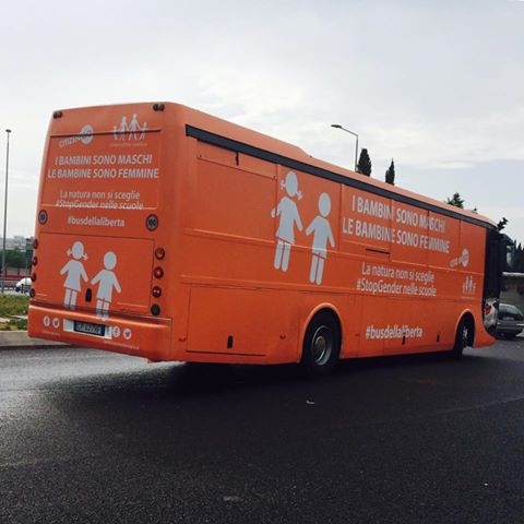 Bari, il bus anti-gender attraversa le strade della città: proteste sui social