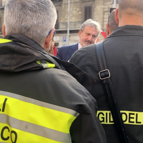 Bari, il governatore Emiliano al sit-in di protesta dei vigili del fuoco