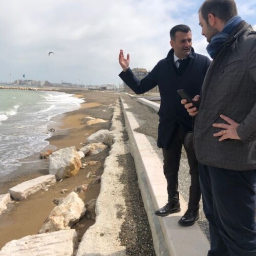 Bari, il sindaco Decaro effettua un sopralluogo sulle spiagge della città: ‘Pulizia per l’arrivo della stagione estiva’
