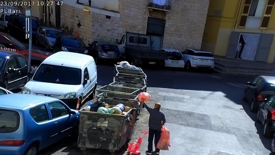 Bari, il sindaco pubblica le foto degli incivili che sporcano largo San Sabino: ‘Porci, la pacchia è finita’