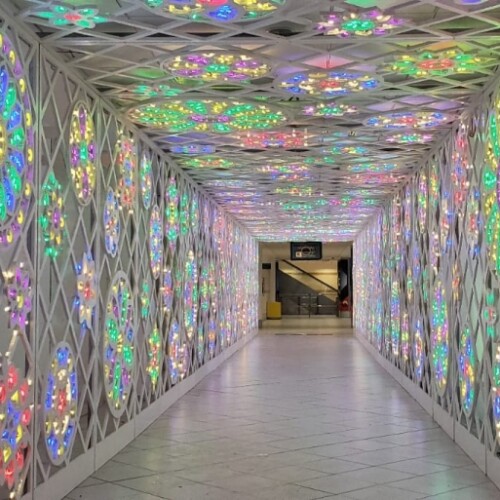 Bari: il tunnel d’arrivo dell’aeroporto è uno spettacolo di luci firmato Paulicelli Light Design