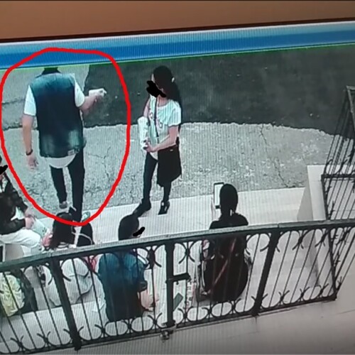 Bari, imbratta il muro della palazzina ‘Goccia del latte’: telecamera di sorveglianza riprende il giovane incivile