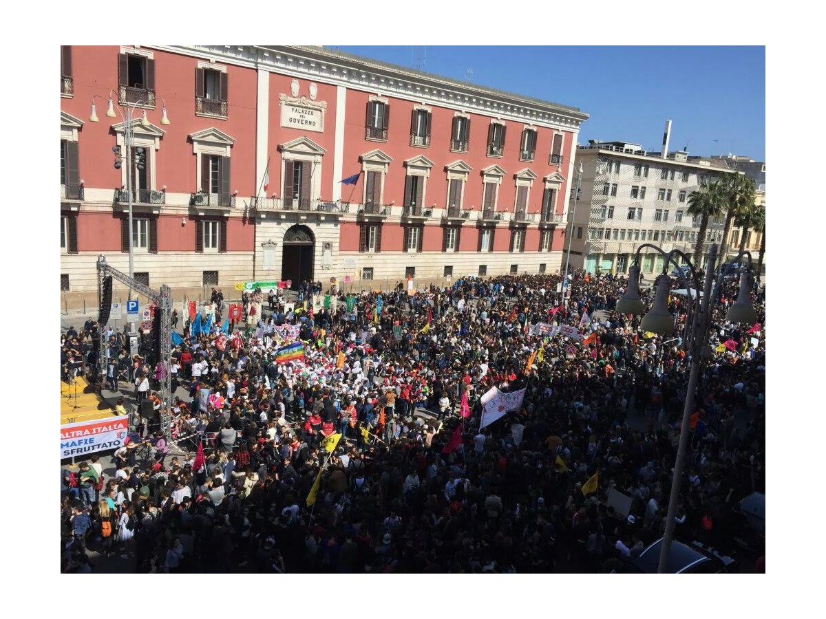 Bari, in cinquemila per dire no alla mafia: studenti e istituzioni celebrano la giornata in ricordo delle vittime innocenti (VIDEO/FOTOGALLERY)