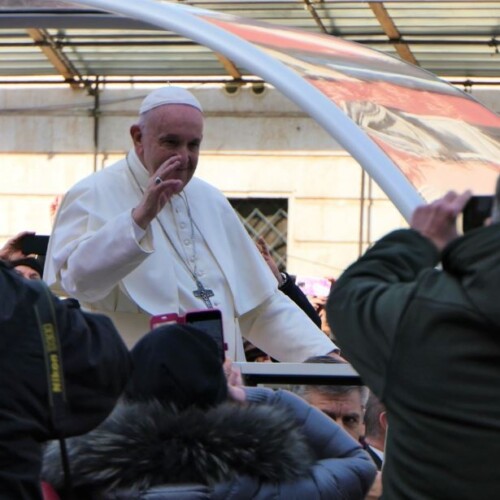 Bari, in migliaia per assistere alla messa di Papa Francesco: presente anche il presidente Mattarella. FOTOGALLERY