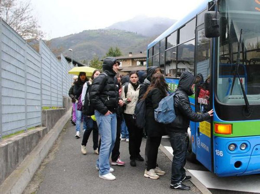 Bari, in viaggio da 7 giorni senza aver mai riposato: fermato autista di un bus per studenti