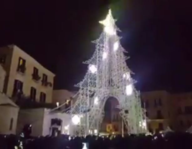 Bari, inaugurato il periodo natalizio: il grande albero si accende in piazza del Ferrarese (VIDEO)