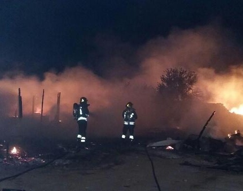 Bari, incendio distrugge baracche in un campo rom: nessun ferito