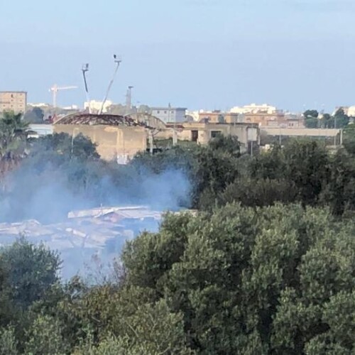Bari, incendio divampa nel campo rom del quartiere Japigia: nessun ferito