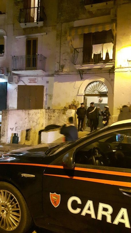 Bari: incendio in un appartamento del centro storico, carabinieri salvano due uomini