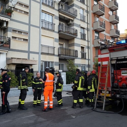 Bari, incendio in un palazzo: ustionato un uomo, bimba di 9 anni intossicata