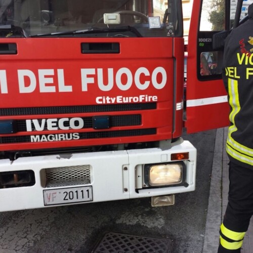 Bari, incendio nel mercato coperto del quartiere Japigia: distrutto box di una macelleria