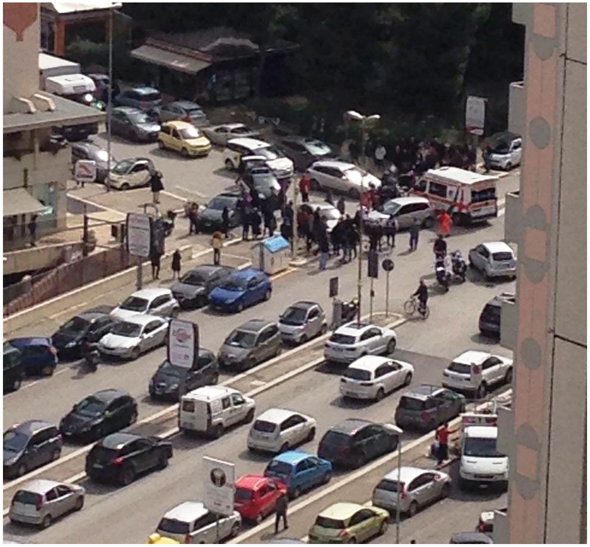 Bari, incidente stradale in via Matarrese: donna investita da due auto