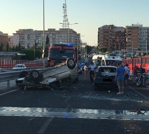 Bari, incidente stradale sul ponte Adriatico: auto si ribalta. Traffico in tilt