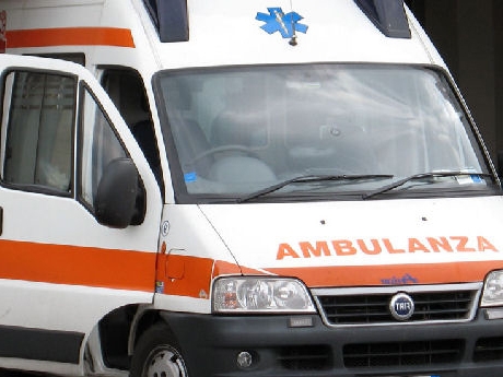 Bari, incidente sulla SS 16: auto contro autocarro Multiservizi, tre feriti gravi