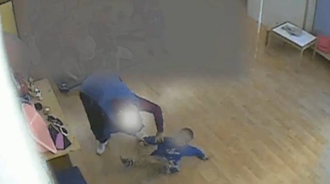 Bari, insegnanti arrestate:  emergono altri casi di maltrattamenti sui bambini
