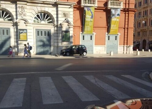 Bari, invade il marciapiede del teatro Petruzzelli con l’auto: multato 75enne