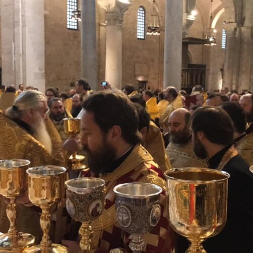 Bari, la comunità ortodossa celebra San Nicola Taumaturgo: bagno di folla nella Basilica