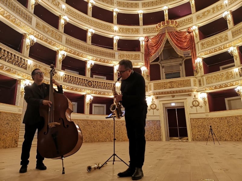 Bari, la musica torna nel teatro Piccinni: prova di acustica affidata a un duo di contrabbasso e sassofono