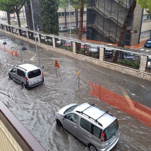 Bari, la pioggia mette in ginocchio la città: disagi e strade allagate