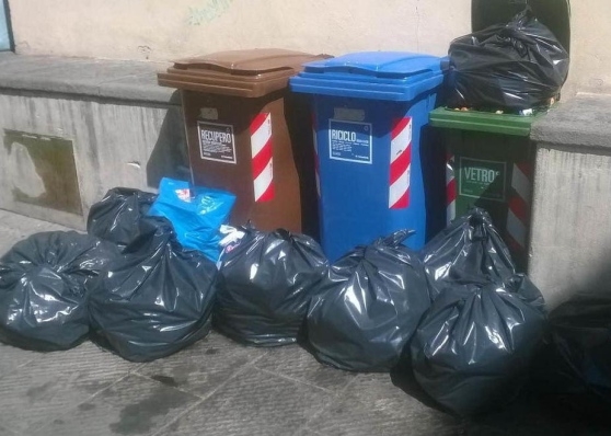 Bari, l’assessore scova i ‘furbetti’ anti-differenziata: multati cinque locali in centro