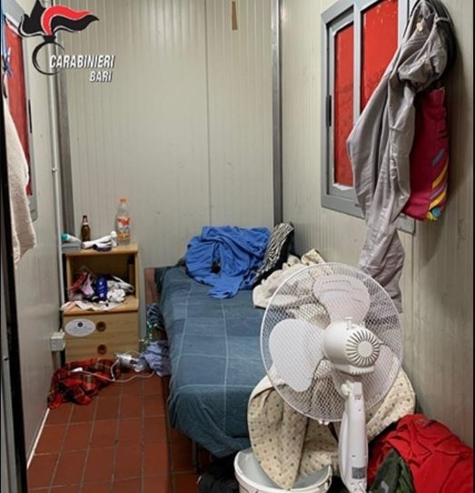 Bari, lavoravano 10 ore al giorno con un paga di 2,50 euro all’ora: arrestato imprenditore 63enne