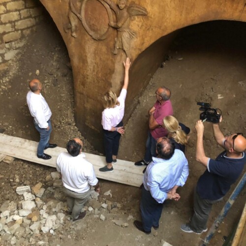 Bari, lavori in piazza Diaz: il soprintendente visita la cisterna rinvenuta nel corso dei lavori