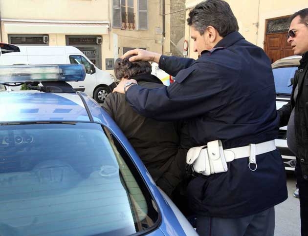 Bari: litiga col padre per motivi economici e lo accoltella, arrestato