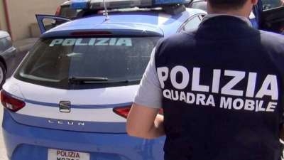 Bari, lo accompagnano al centro commerciale per un ‘affare’ e poi lo rapinano: quattro arresti