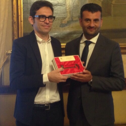 Bari: lo scrittore Nicola Lagioia riceve le chiavi della città dal sindaco Antonio Decaro (VIDEO/FOTOGALLERY)