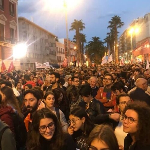 Bari, migliaia di persone partecipano alla manifestazione antifascista in piazza Prefettura