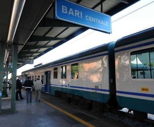 Bari, migrante cammina sui binari: interrotta la circolazione sulla linea ferroviaria