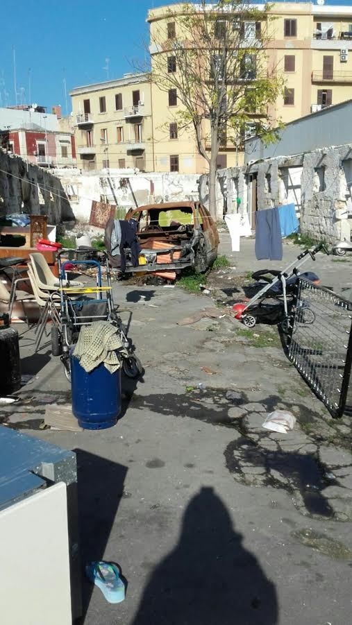 Bari, municipale sgombera campo rom nelle ex stalle dei cavalli del boss Parisi